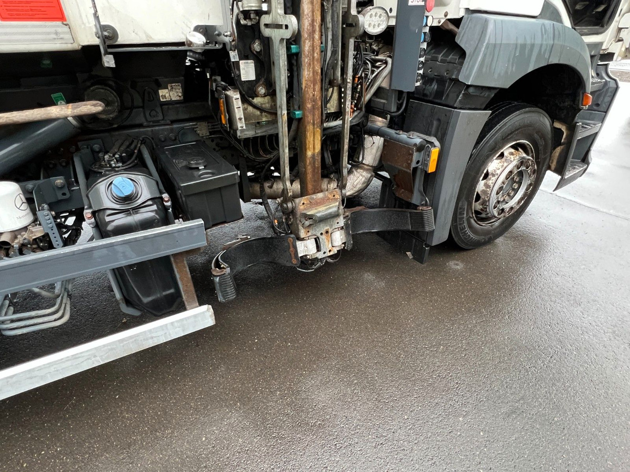 Camión de basura Mercedes-Benz Antos 2533 6x2 Seitenlader Zoeller S LF 22 Mercedes-Benz Antos 2533 6x2 Seitenlader Zoeller S LF 22: foto 12 Camión de basura Mercedes-Benz Antos 2533 6x2 Seitenlader Zoeller S LF 22 Mercedes-Benz Antos 2533 6x2 Seitenlader Zoeller S LF 22: foto 12