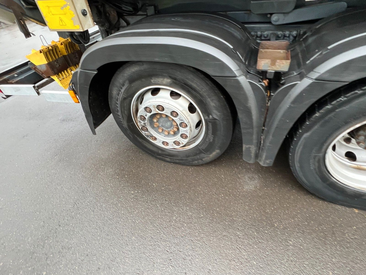 Camión de basura Mercedes-Benz Antos 2533 6x2 Seitenlader Zoeller S LF 22 Mercedes-Benz Antos 2533 6x2 Seitenlader Zoeller S LF 22: foto 13 Camión de basura Mercedes-Benz Antos 2533 6x2 Seitenlader Zoeller S LF 22 Mercedes-Benz Antos 2533 6x2 Seitenlader Zoeller S LF 22: foto 13