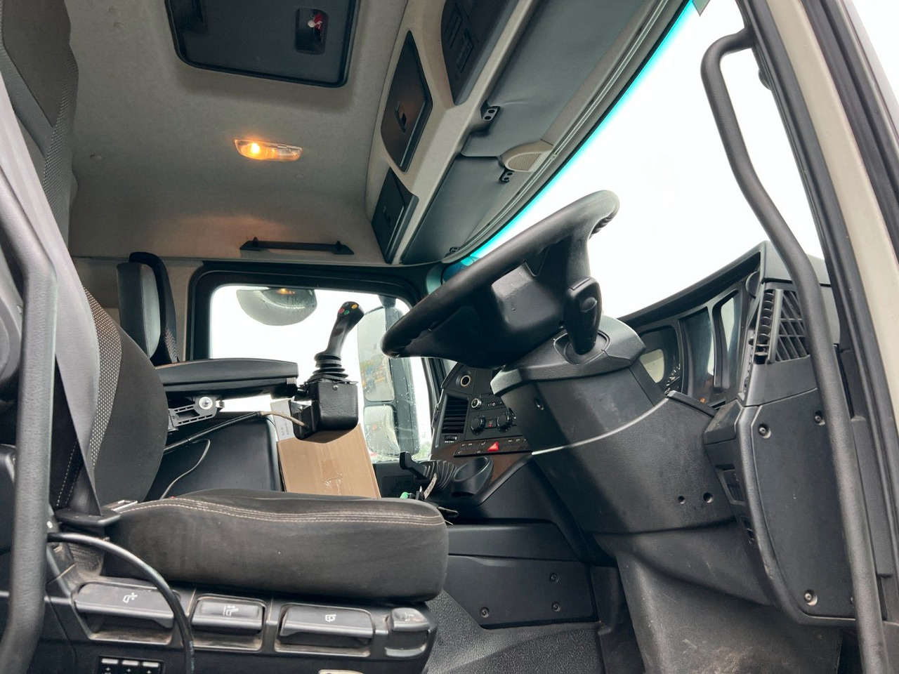 Camión de basura Mercedes-Benz Antos 2533 6x2 Seitenlader Zoeller S LF 22 Mercedes-Benz Antos 2533 6x2 Seitenlader Zoeller S LF 22: foto 6 Camión de basura Mercedes-Benz Antos 2533 6x2 Seitenlader Zoeller S LF 22 Mercedes-Benz Antos 2533 6x2 Seitenlader Zoeller S LF 22: foto 6