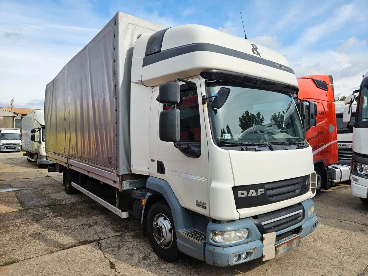 DAF LF 45.180 EEV - More units in stock! - Furgoneta con lona: foto 3 DAF LF 45.180 EEV - More units in stock! - Furgoneta con lona: foto 3