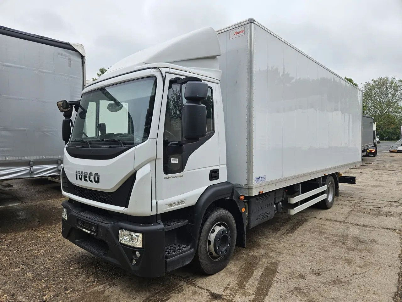 Iveco EuroCargo 120 - 210 BOX 12t Only 7554 km - Camión caja cerrada: foto 1 Iveco EuroCargo 120 - 210 BOX 12t Only 7554 km - Camión caja cerrada: foto 1