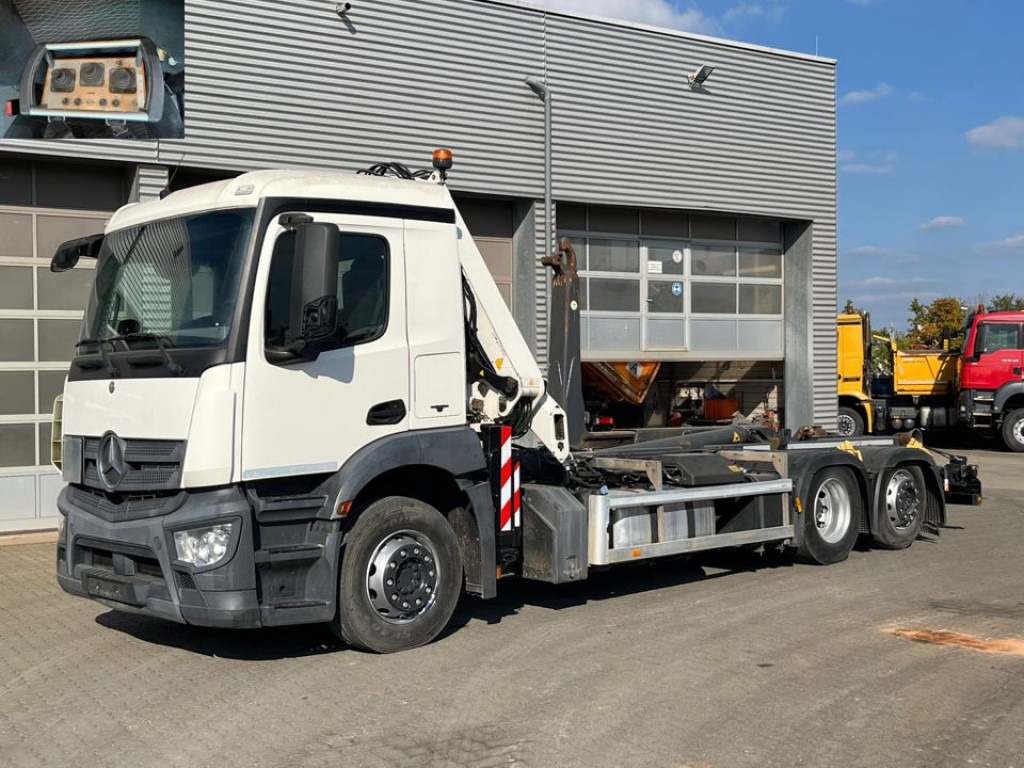 MERCEDES-BENZ Antos 2543 L 6x2 Abrollkipper mit Kran Funk+Greiferst. - Camión multibasculante, Camión grúa: foto 1 MERCEDES-BENZ Antos 2543 L 6x2 Abrollkipper mit Kran Funk+Greiferst. - Camión multibasculante, Camión grúa: foto 1