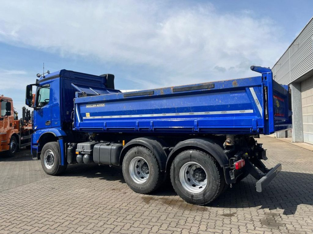 Mercedes-Benz Arocs 2642 6x4 3-Achs Kipper Bordmatik nur 163TK - Camión volquete: foto 4 Mercedes-Benz Arocs 2642 6x4 3-Achs Kipper Bordmatik nur 163TK - Camión volquete: foto 4