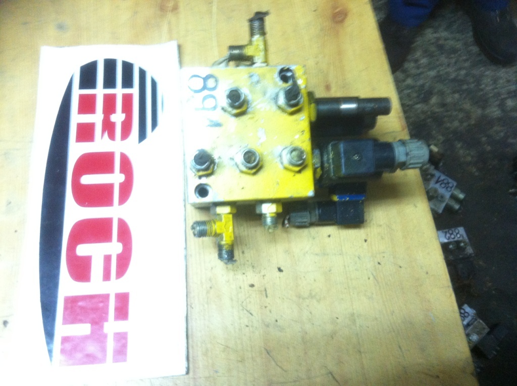 COMATROL 89 01 611 19 + 27VDC 28,5W - Válvula hidráulica para Maquinaria de construcción: foto 1 COMATROL 89 01 611 19 + 27VDC 28,5W - Válvula hidráulica para Maquinaria de construcción: foto 1