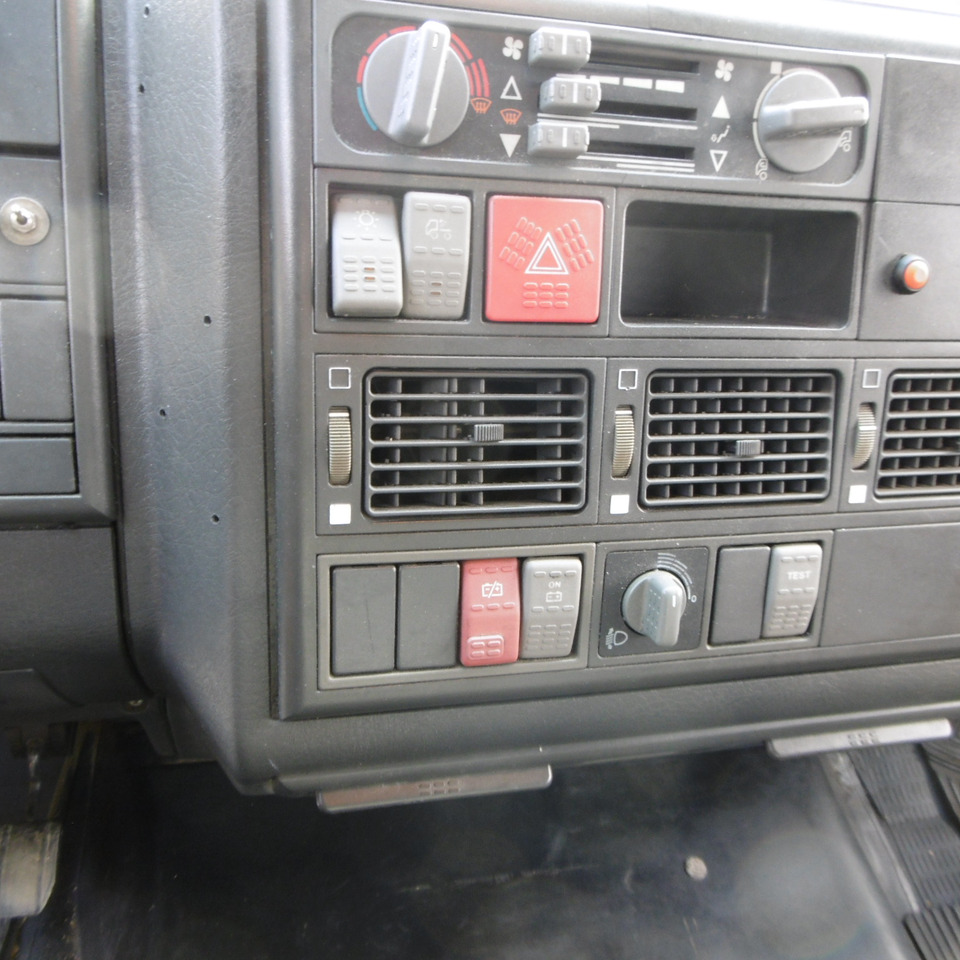 Camión cisterna para transporte de gas IVECO 130.24 LPG GAS Tank: foto 9