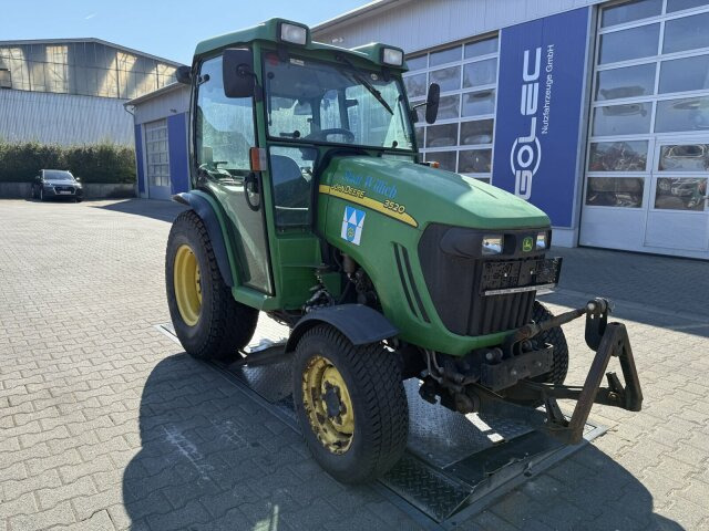 John Deere 3520 Kommunaltrak. Frontkraftheber Kuppeldreieck - Tractor municipal: foto 1 John Deere 3520 Kommunaltrak. Frontkraftheber Kuppeldreieck - Tractor municipal: foto 1
