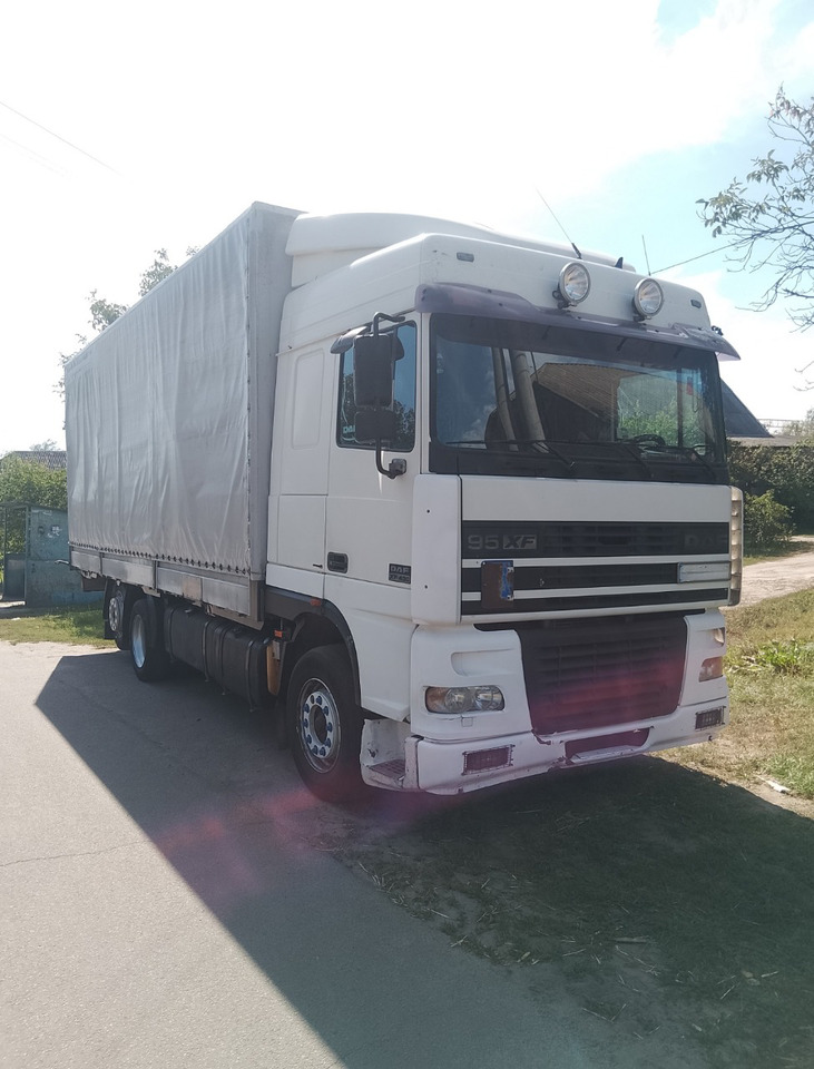 DAF XF95.430 - Camión lona: foto 1 DAF XF95.430 - Camión lona: foto 1