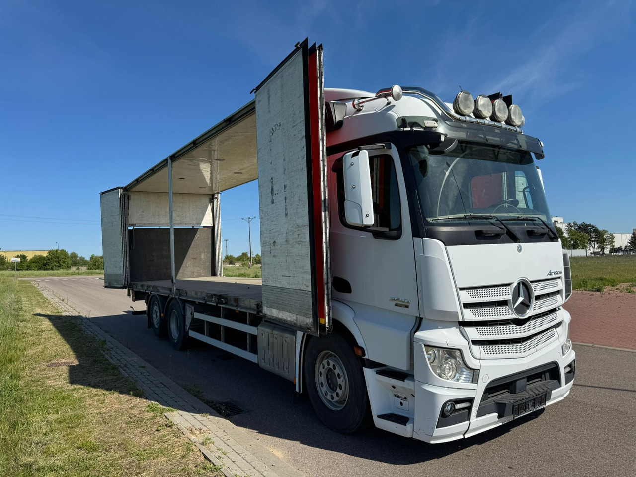 MERCEDES-BENZ ACTROS 2542 - Camión caja cerrada: foto 3 MERCEDES-BENZ ACTROS 2542 - Camión caja cerrada: foto 3
