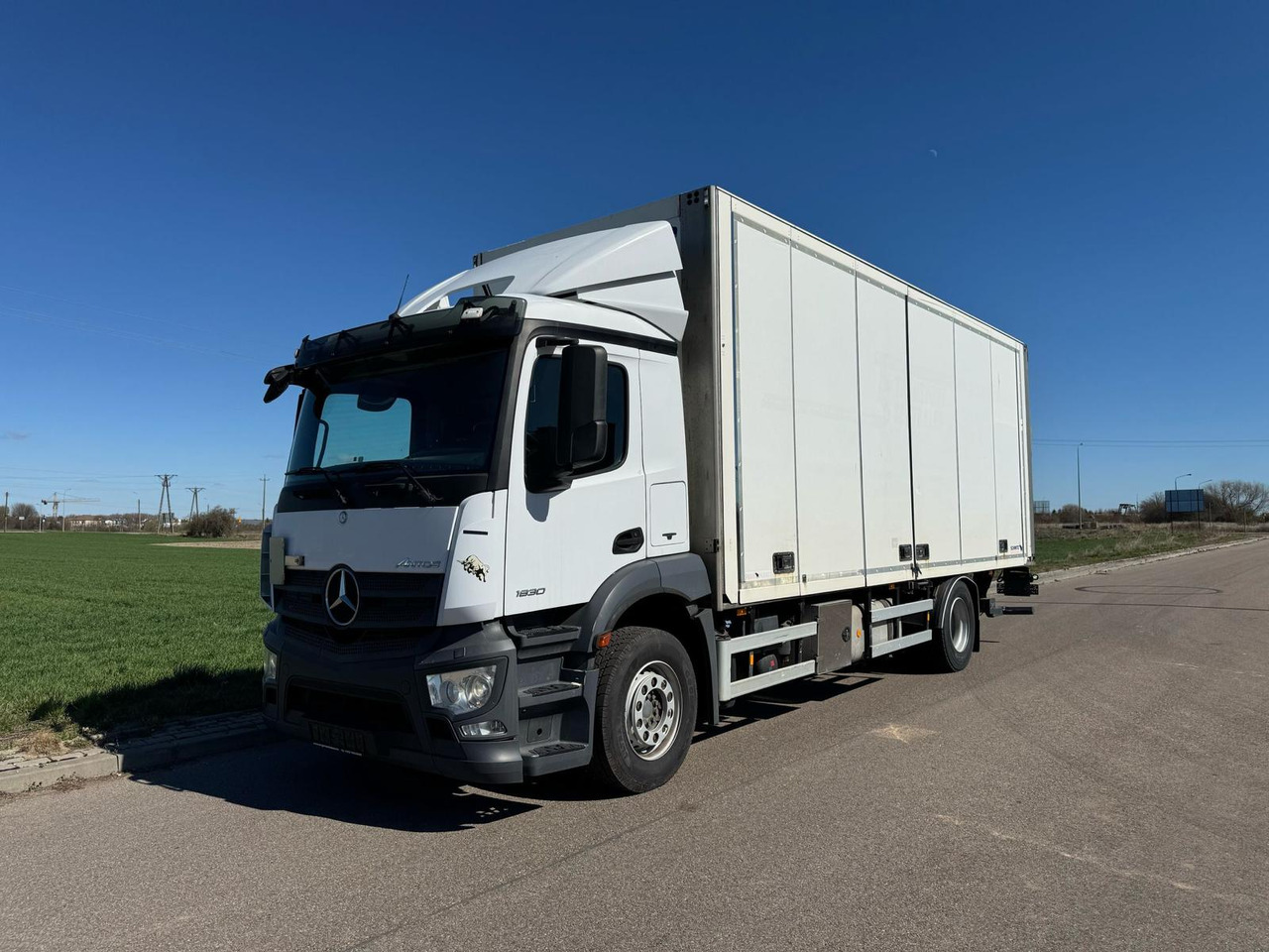 MERCEDES-BENZ ANTOS 1830 - Camión caja cerrada: foto 1 MERCEDES-BENZ ANTOS 1830 - Camión caja cerrada: foto 1