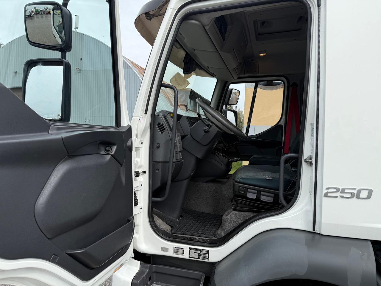 VOLVO FL250 - Camión caja cerrada: foto 4 VOLVO FL250 - Camión caja cerrada: foto 4