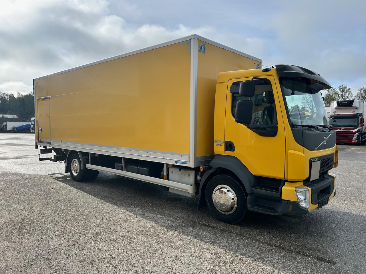 VOLVO FL250 - Camión caja cerrada: foto 1 VOLVO FL250 - Camión caja cerrada: foto 1