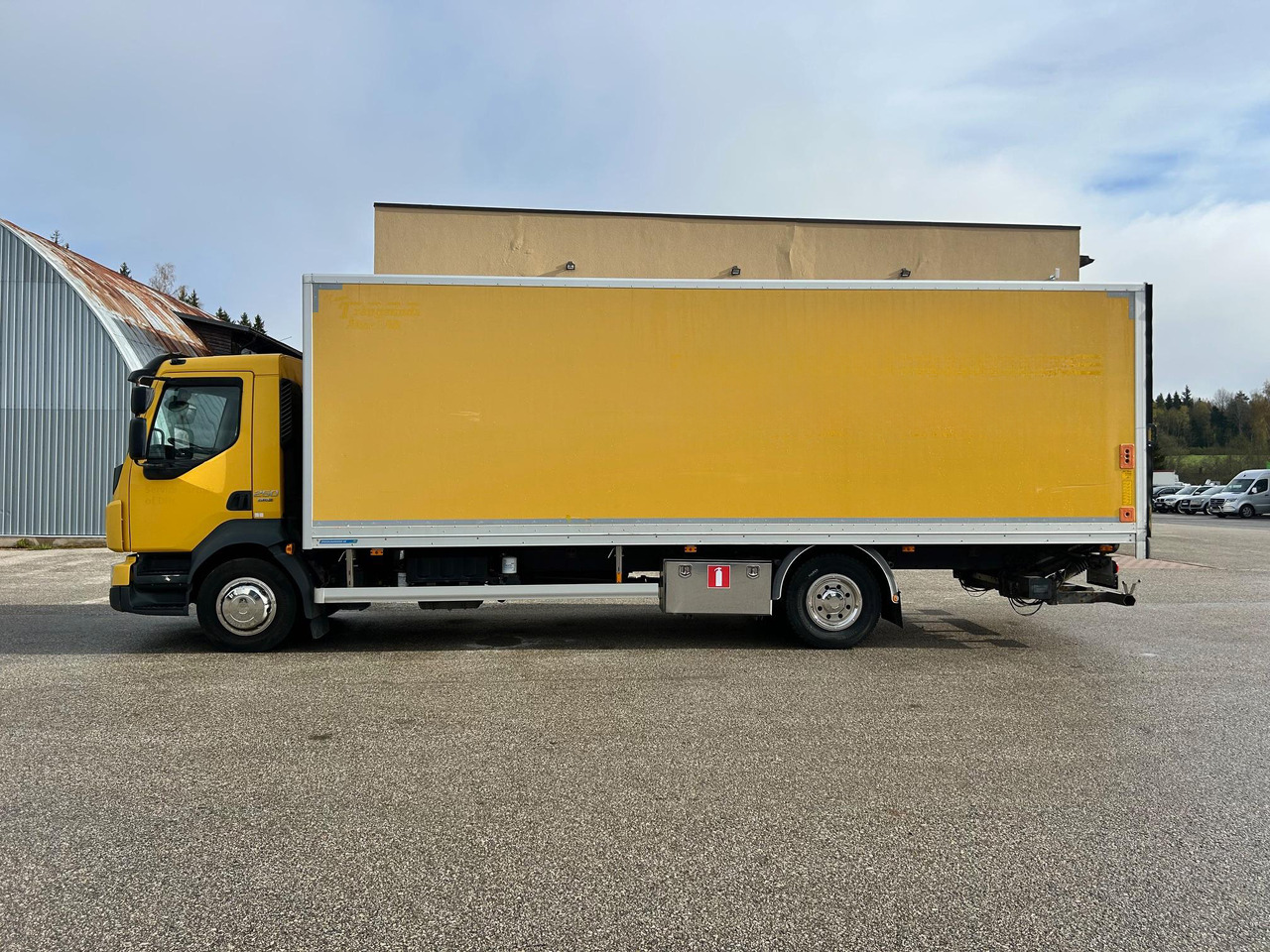 VOLVO FL250 - Camión caja cerrada: foto 2 VOLVO FL250 - Camión caja cerrada: foto 2