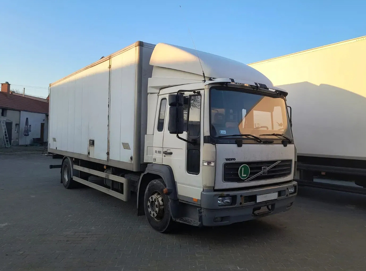 Camión caja cerrada VOLVO FL6.180: foto 1