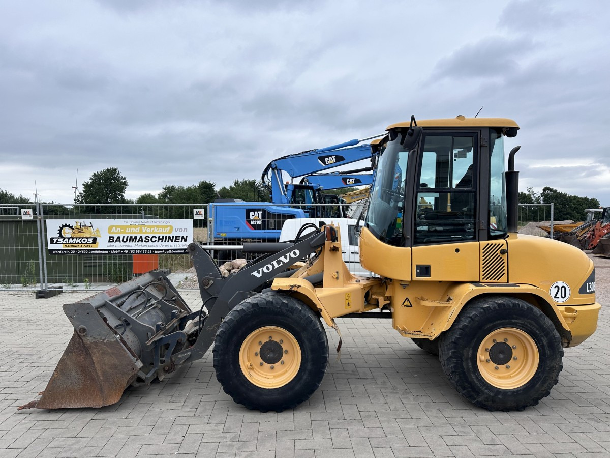 VOLVO L 30 B PRO 3er Kreis Klappschaufel+Palettengabel - Cargadora de ruedas: foto 1 VOLVO L 30 B PRO 3er Kreis Klappschaufel+Palettengabel - Cargadora de ruedas: foto 1