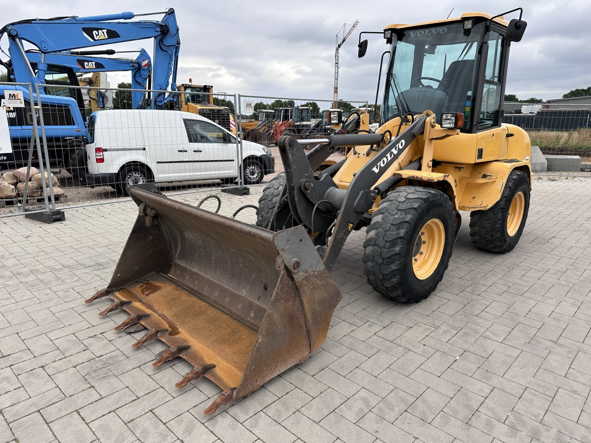 VOLVO L 30 B PRO 3er Kreis Klappschaufel+Palettengabel - Cargadora de ruedas: foto 3 VOLVO L 30 B PRO 3er Kreis Klappschaufel+Palettengabel - Cargadora de ruedas: foto 3