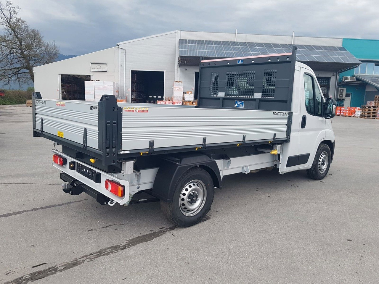 Fiat Ducato 35H L2H1 EKA 3-Seiten-Kipper 180 PS AHK - Furgoneta basculante: foto 3 Fiat Ducato 35H L2H1 EKA 3-Seiten-Kipper 180 PS AHK - Furgoneta basculante: foto 3