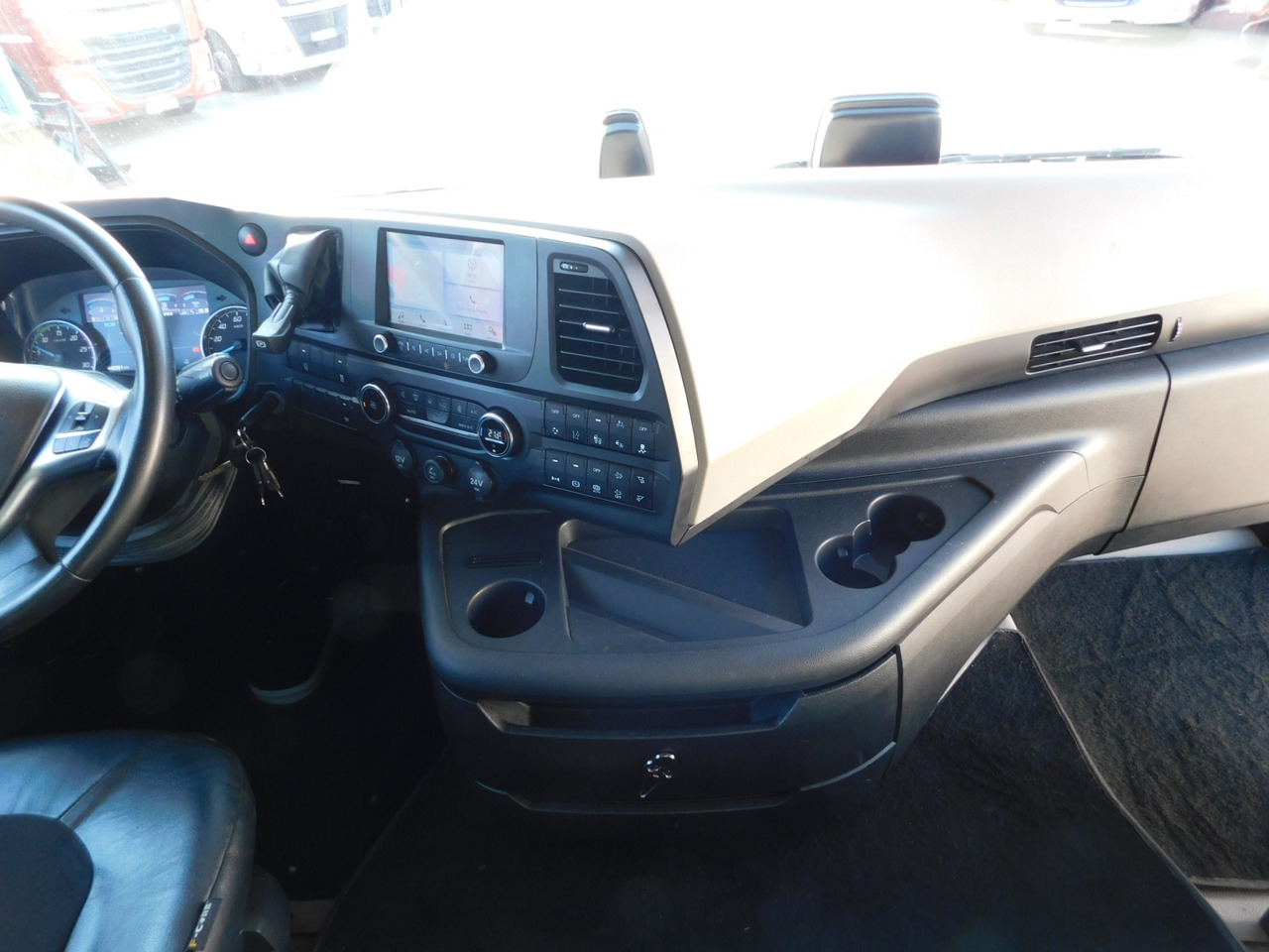 Foto del interior 2: Cabeza tractora Ford F max 4x2 scab e6 12tx2620