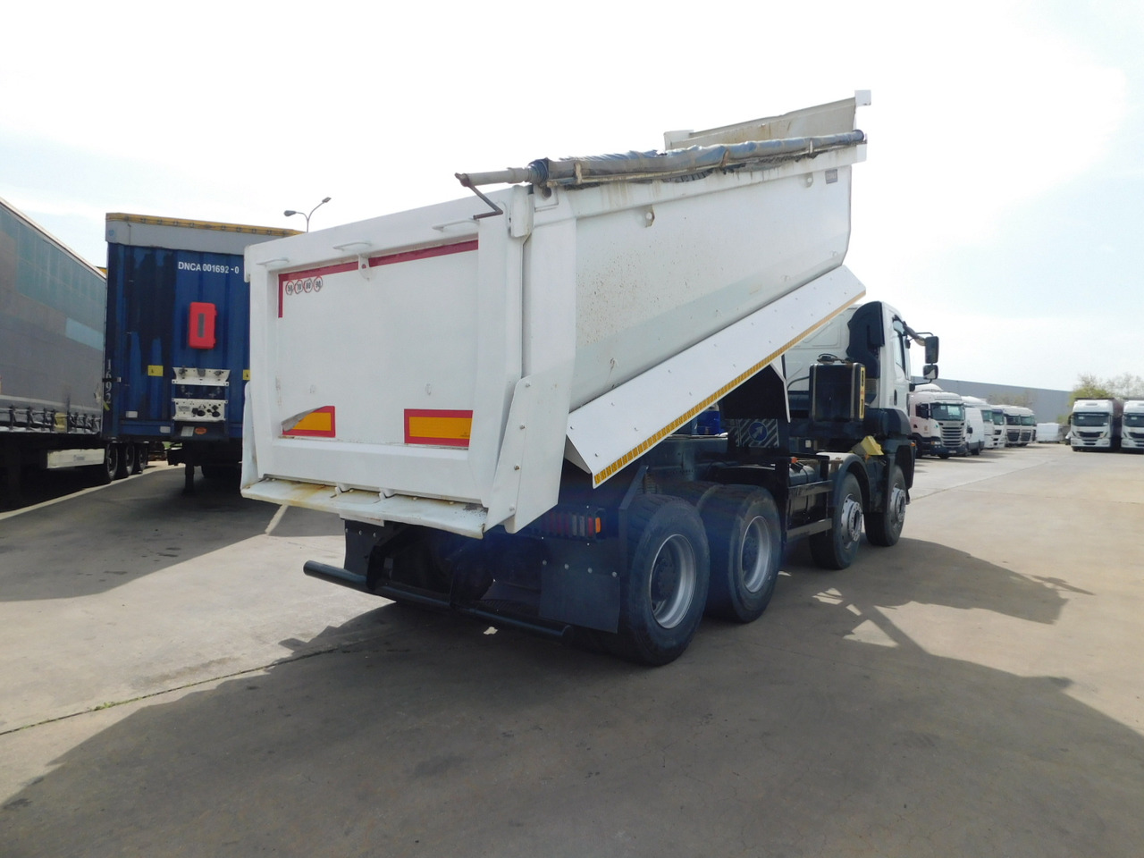 Ford 4142d 8x4 dcab e6 16s2230 - Camión volquete: foto 3 Ford 4142d 8x4 dcab e6 16s2230 - Camión volquete: foto 3