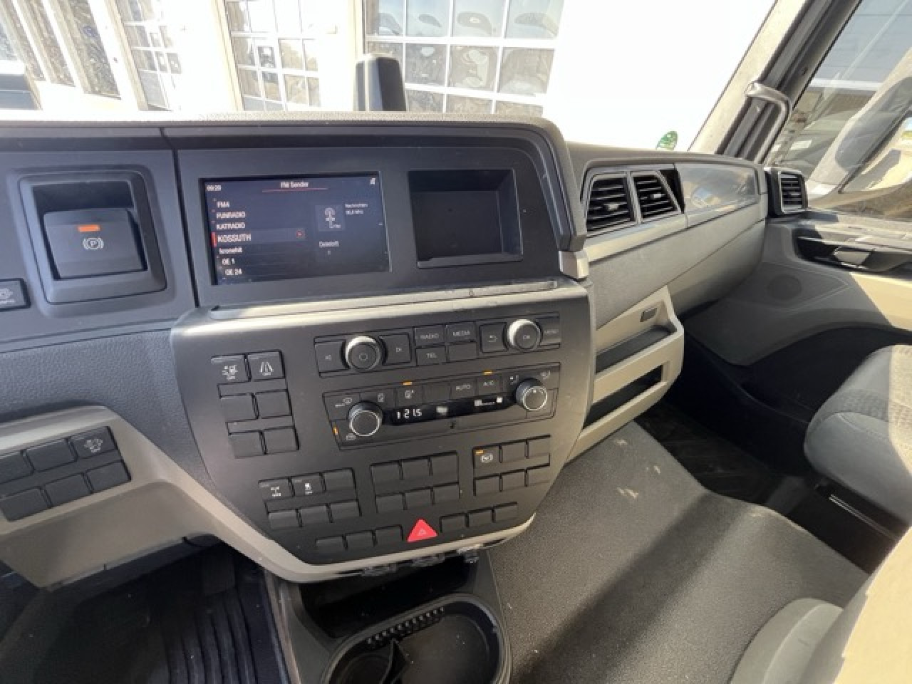 MAN TGL 12.250 4x2 BL Euro6 Klima AHK Luftfeder - Furgoneta caja cerrada: foto 5 MAN TGL 12.250 4x2 BL Euro6 Klima AHK Luftfeder - Furgoneta caja cerrada: foto 5