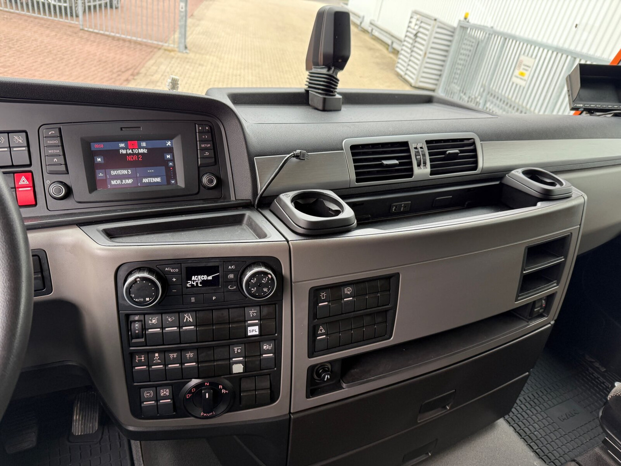 MAN TGX 26.510 6X2/4 BLS TGX 26.510 6X2/4 BLS, Intarder, Vorlauflenk-/lift, Standklima, XXL-Fahrerhaus, 70t - Cabeza tractora: foto 4 MAN TGX 26.510 6X2/4 BLS TGX 26.510 6X2/4 BLS, Intarder, Vorlauflenk-/lift, Standklima, XXL-Fahrerhaus, 70t - Cabeza tractora: foto 4