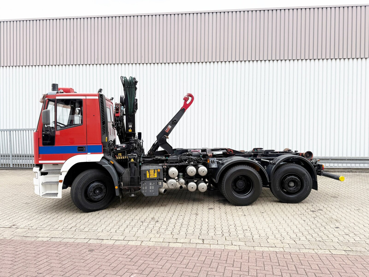 EuroTech 240E38 6x2-4 EuroTech 240E38 6x2-4, Lift-/Lenkachse, Seilwinde, Kran Hiab 100 - Camión multibasculante, Camión grúa: foto 1 EuroTech 240E38 6x2-4 EuroTech 240E38 6x2-4, Lift-/Lenkachse, Seilwinde, Kran Hiab 100 - Camión multibasculante, Camión grúa: foto 1