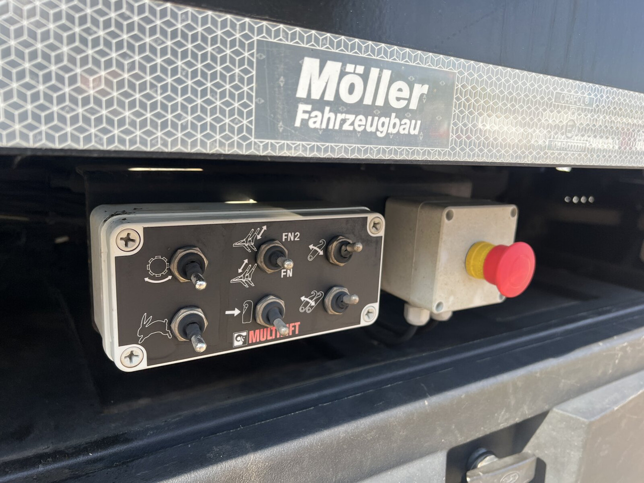 MAN TGM 18.320 4x2 BL TGM 18.320 4x2 BL, Hiab Tele-Absetzanlage, Funk - Camión portacontenedor de cadenas: foto 5 MAN TGM 18.320 4x2 BL TGM 18.320 4x2 BL, Hiab Tele-Absetzanlage, Funk - Camión portacontenedor de cadenas: foto 5