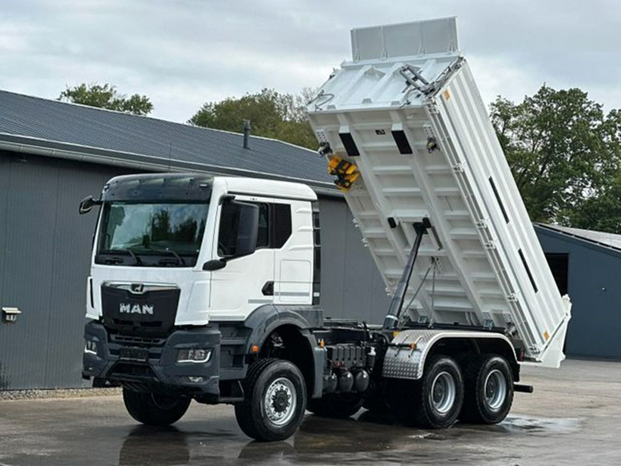 MAN TGS 33.480 6x6 BB CH TGS 33.480 6x6 BB CH, Hohe Bauart, Nebenantrieb - Camión volquete: foto 1 MAN TGS 33.480 6x6 BB CH TGS 33.480 6x6 BB CH, Hohe Bauart, Nebenantrieb - Camión volquete: foto 1