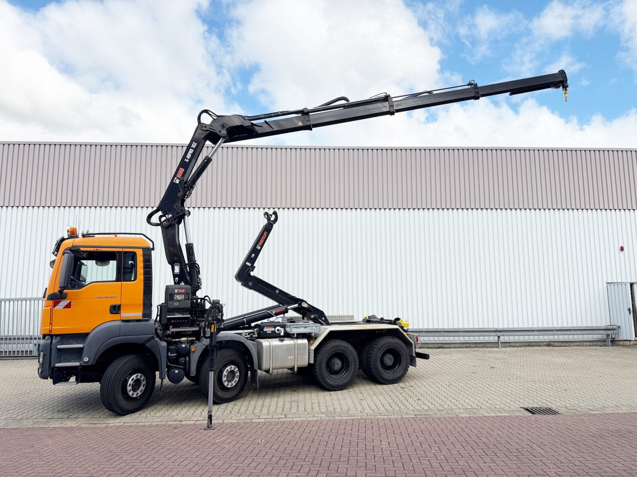 MAN TGS 35.500 8x4 BB TGS 35.500 8x4 BB mit Kran Hiab X-HiPro 162 E-3, absetzbar, Funk - Camión multibasculante, Camión grúa: foto 2 MAN TGS 35.500 8x4 BB TGS 35.500 8x4 BB mit Kran Hiab X-HiPro 162 E-3, absetzbar, Funk - Camión multibasculante, Camión grúa: foto 2