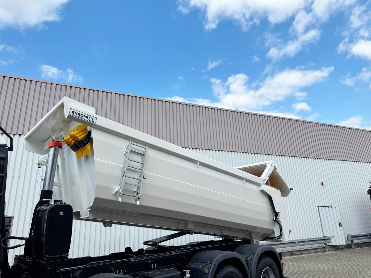 MAN TGS 41.440/480 8x4 BB TGS 41.440/480 8x4 BB, Mulde ca. 16m³ mit hydraulischer Heckklappe, mehrfach VORHANDEN - Camión chasis: foto 2 MAN TGS 41.440/480 8x4 BB TGS 41.440/480 8x4 BB, Mulde ca. 16m³ mit hydraulischer Heckklappe, mehrfach VORHANDEN - Camión chasis: foto 2