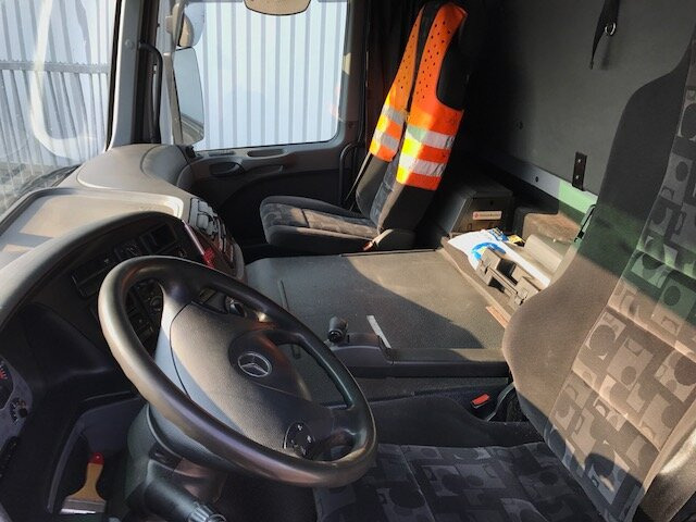 Mercedes-Benz Actros 1841 L 4x2 Actros 1841 L 4x2, Esterer Tankaufbau ca. 13.500l, 2 Kammern - Camión cisterna: foto 5 Mercedes-Benz Actros 1841 L 4x2 Actros 1841 L 4x2, Esterer Tankaufbau ca. 13.500l, 2 Kammern - Camión cisterna: foto 5