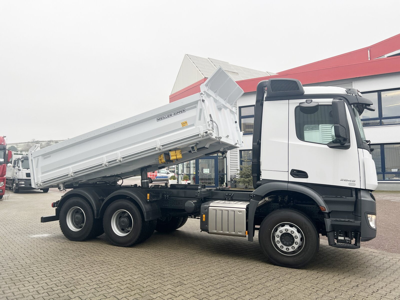 Camión volquete nuevo Mercedes-Benz Arocs 2645 K 6x4 Arocs 2645 K 6x4, MultimediaCockpit, Bordmatik links: foto 9