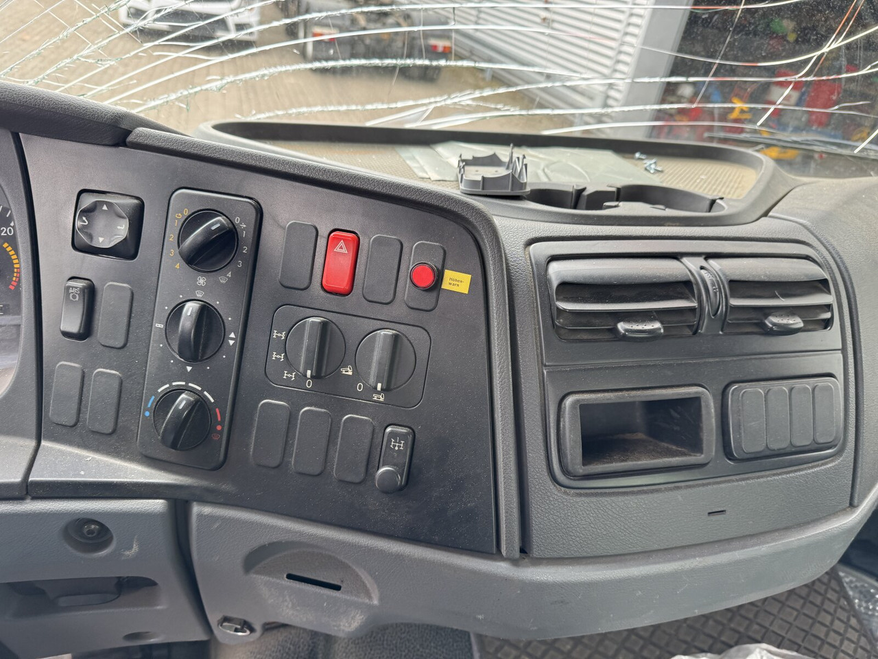 Mercedes-Benz Atego 1023 A 4x4 mit Unfallschaden! Atego 1023 A 4x4, Einzelbereifung, Heckkran Palfinger PK4501-B, Funk, UNFALLSCHADEN! - Camión chasis, Camión grúa: foto 4 Mercedes-Benz Atego 1023 A 4x4 mit Unfallschaden! Atego 1023 A 4x4, Einzelbereifung, Heckkran Palfinger PK4501-B, Funk, UNFALLSCHADEN! - Camión chasis, Camión grúa: foto 4