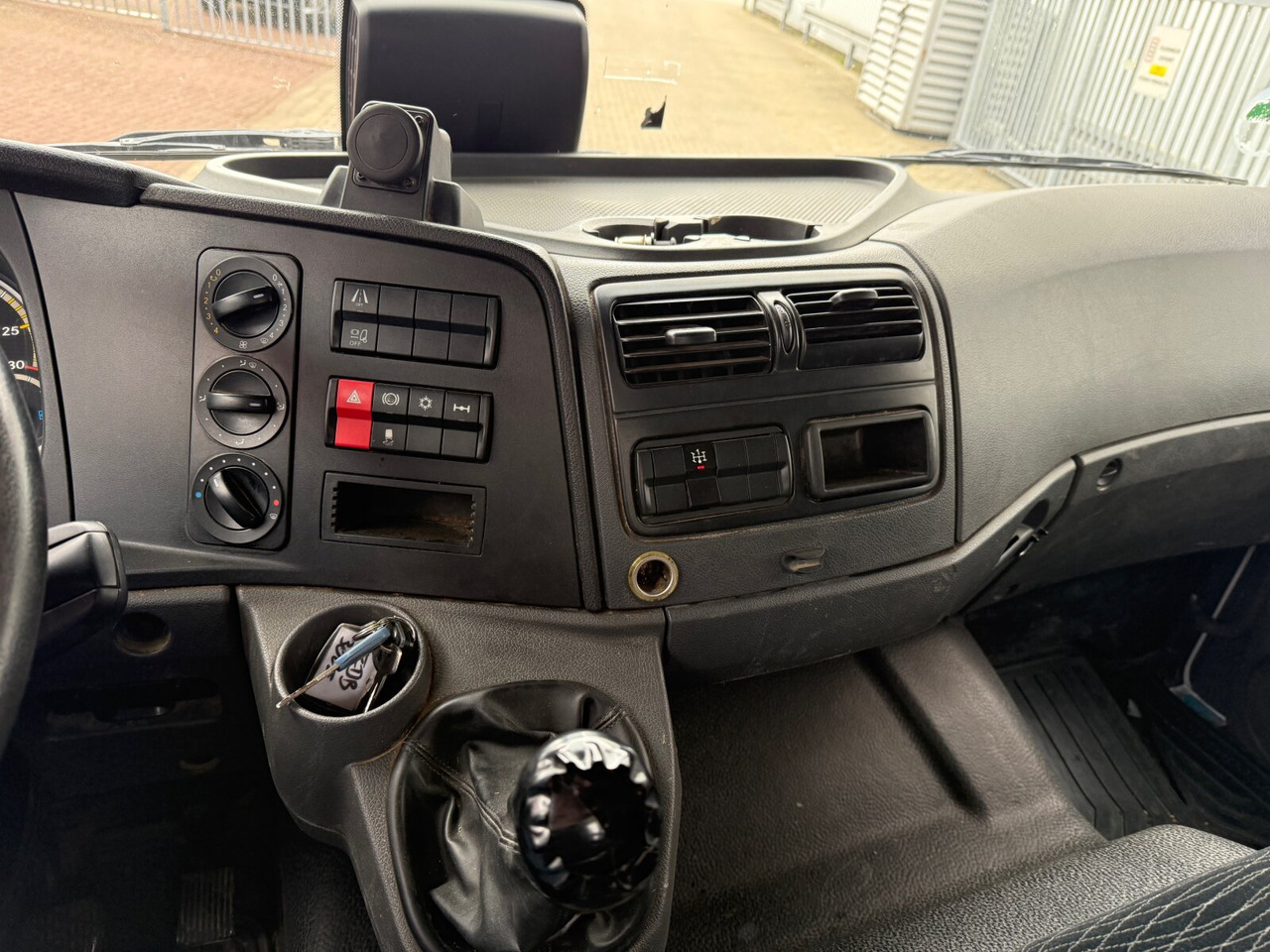 Mercedes-Benz Atego 1224 K 4x2 Atego 1224 K 4x2, Meiller 3-S-Kipper 2x AHK Öl - Camión volquete: foto 4 Mercedes-Benz Atego 1224 K 4x2 Atego 1224 K 4x2, Meiller 3-S-Kipper 2x AHK Öl - Camión volquete: foto 4