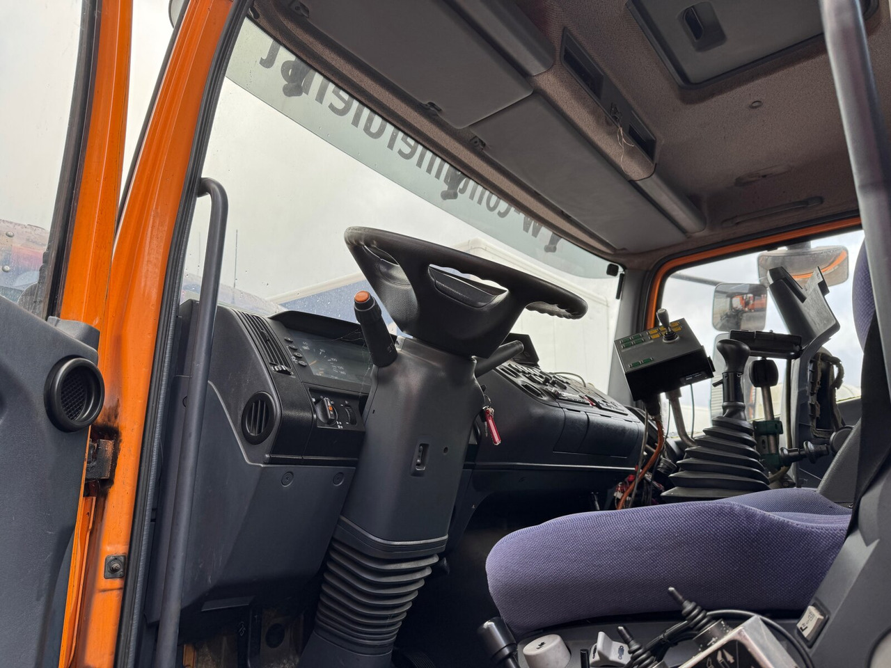 Camión portacontenedor de cadenas Mercedes-Benz Atego 1828 4x4 Atego 1828 4x4, Tele-Absetzer, Winterdienstausstattung: foto 9 Camión portacontenedor de cadenas Mercedes-Benz Atego 1828 4x4 Atego 1828 4x4, Tele-Absetzer, Winterdienstausstattung: foto 9