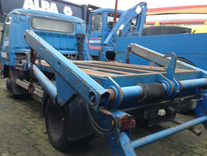 Mitsubishi Canter 4x2 - Camión portacontenedor de cadenas: foto 5 Mitsubishi Canter 4x2 - Camión portacontenedor de cadenas: foto 5