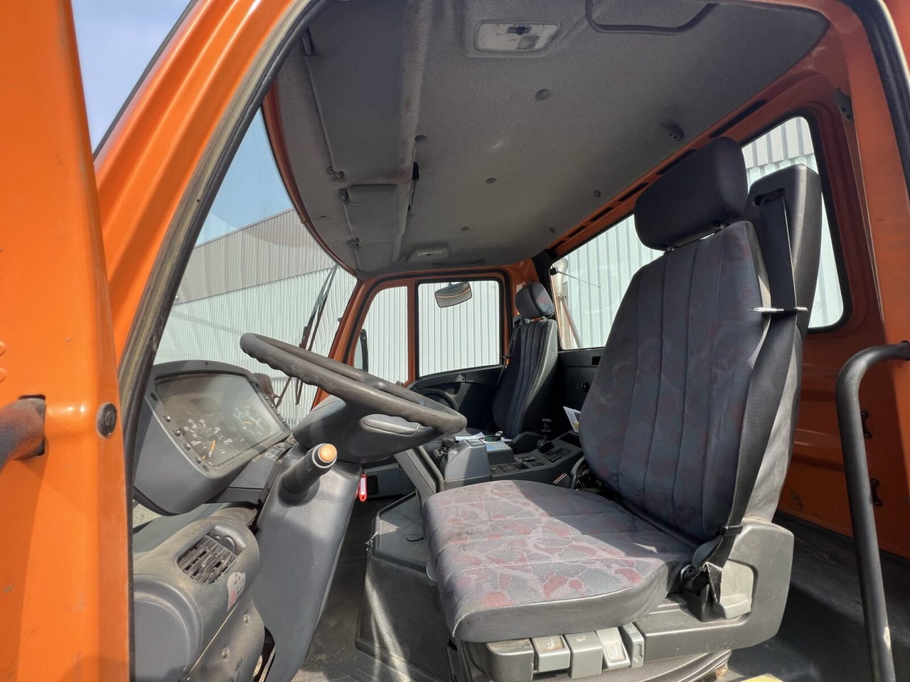 Foto del interior 2: Leasing de Unimog U 300 4x4 U 300 4x4, Kipper, Kommunalhydraulik, VarioPilot, Zapfwelle Unimog U 300 4x4 U 300 4x4, Kipper, Kommunalhydraulik, VarioPilot, Zapfwelle