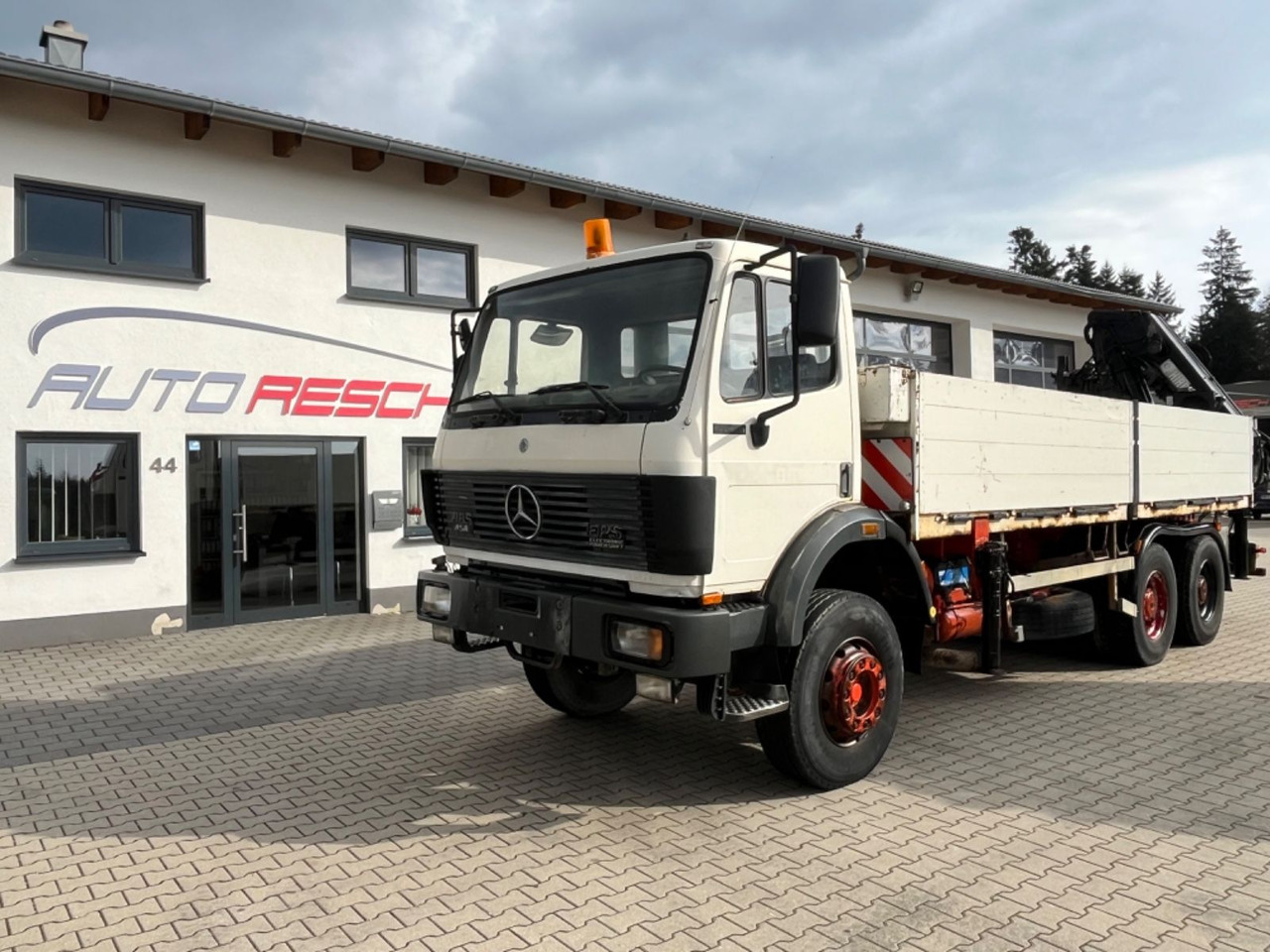 Mercedes-Benz SK 2635 6x4 V8 Pritsche mit HIAB 300-4 - Camión caja abierta, Camión grúa: foto 2 Mercedes-Benz SK 2635 6x4 V8 Pritsche mit HIAB 300-4 - Camión caja abierta, Camión grúa: foto 2