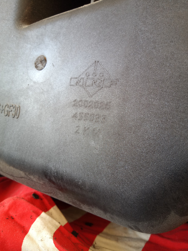 DAF XF106 - Depósito de expansión: foto 5 DAF XF106 - Depósito de expansión: foto 5