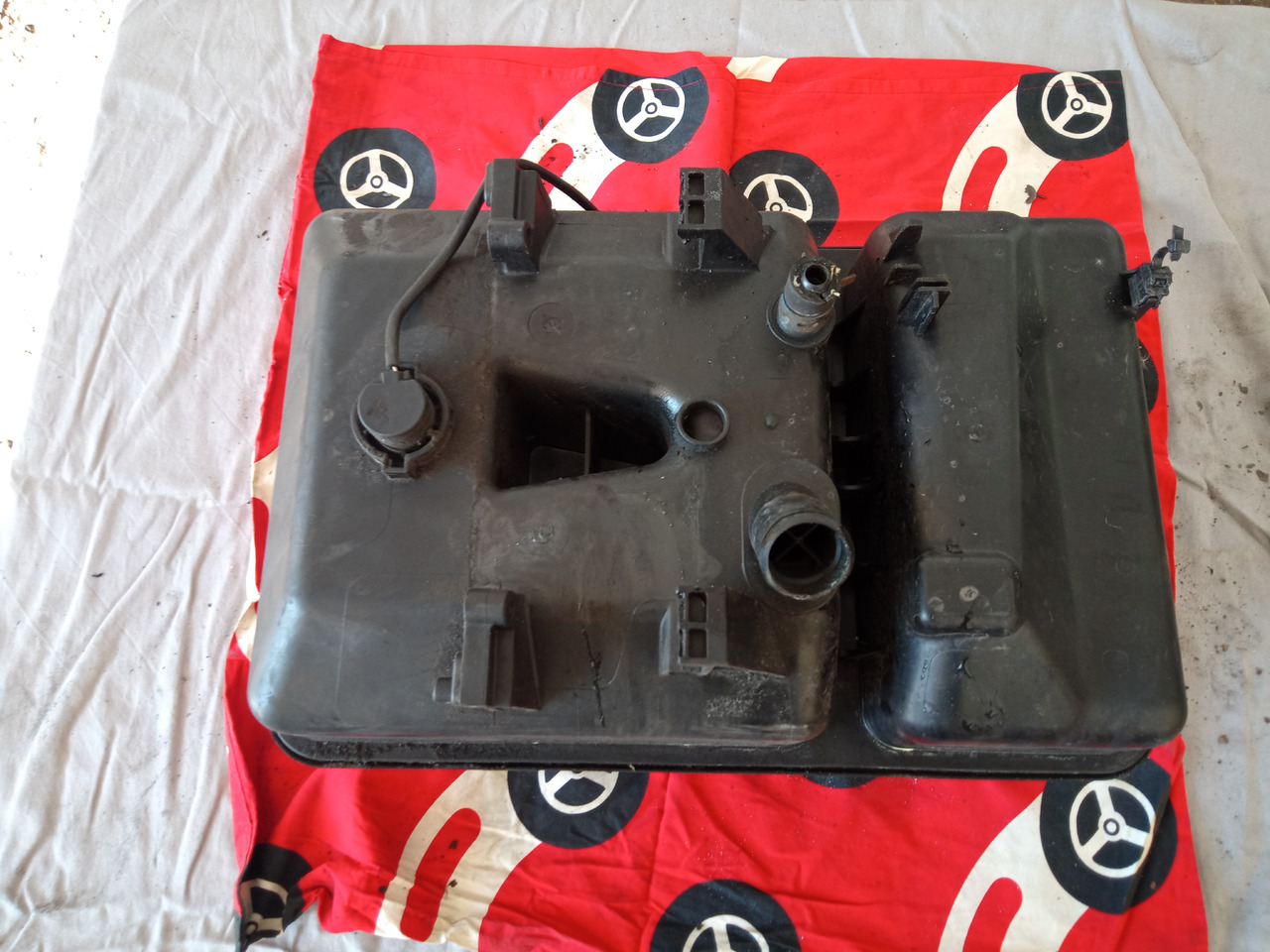 DAF XF106 - Depósito de expansión: foto 1 DAF XF106 - Depósito de expansión: foto 1