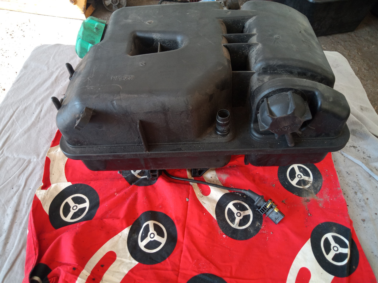 DAF XF106 - Depósito de expansión: foto 3 DAF XF106 - Depósito de expansión: foto 3