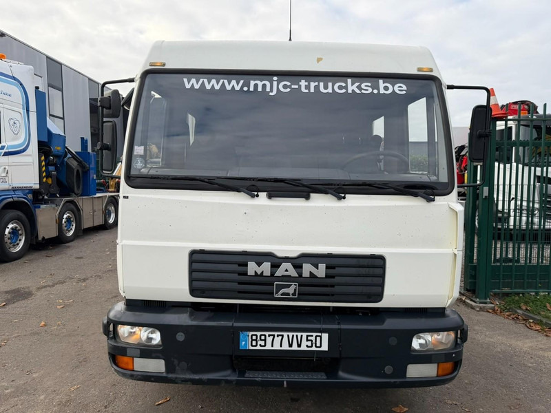 MAN 10.225 LC CLOSED BOX / KOFFER - DOKA - MANUAL GEARBOX - *344.000km* - STEEL SPRING / BLATT / LAMES - BE TRUCK - Camión caja cerrada: foto 2 MAN 10.225 LC CLOSED BOX / KOFFER - DOKA - MANUAL GEARBOX - *344.000km* - STEEL SPRING / BLATT / LAMES - BE TRUCK - Camión caja cerrada: foto 2