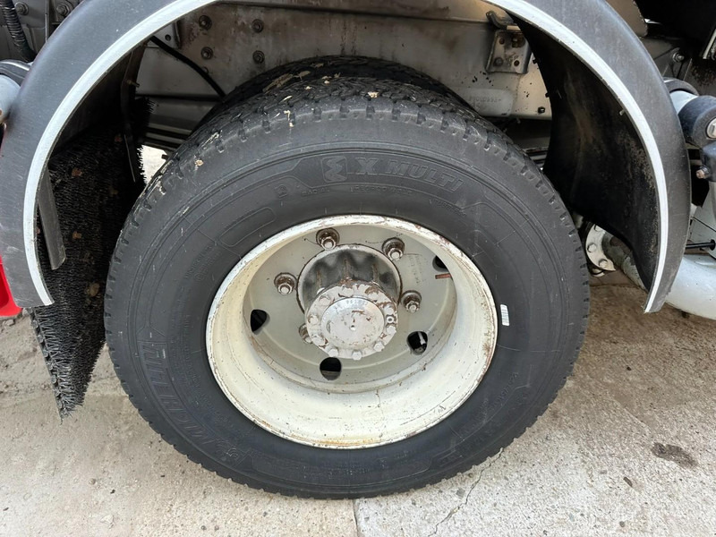 Renault MIDLUM 150 FUEL TANKER / CITERNE MAZOUT - 6500L - 3 COMPARTIMENTS - *ENGINE PROBLEM* - Camión cisterna: foto 5 Renault MIDLUM 150 FUEL TANKER / CITERNE MAZOUT - 6500L - 3 COMPARTIMENTS - *ENGINE PROBLEM* - Camión cisterna: foto 5