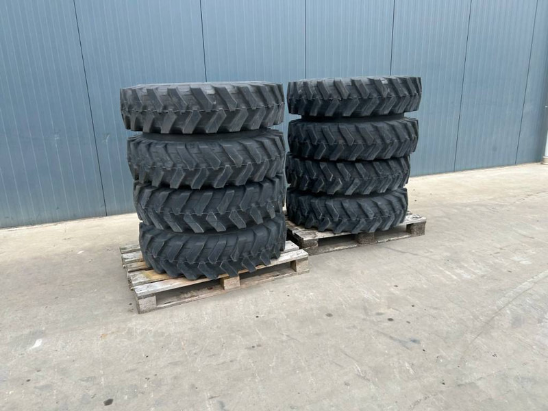 Bridgestone 1000 x 20 Set / 10.00 x 20: 4x2 Tyres - Neumáticos y llantas para Maquinaria de construcción: foto 1 Bridgestone 1000 x 20 Set / 10.00 x 20: 4x2 Tyres - Neumáticos y llantas para Maquinaria de construcción: foto 1