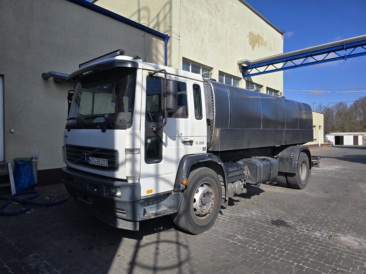 VOLVO FL 220 - Camión cisterna: foto 2 VOLVO FL 220 - Camión cisterna: foto 2
