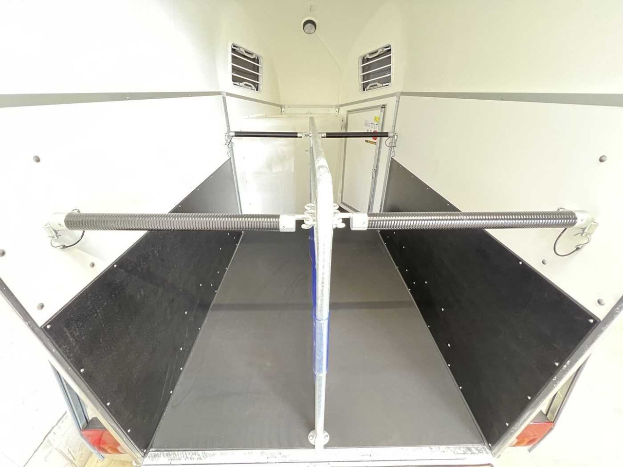 BOECKMANN Duo Esprit silv+bl SK TrS 100 Pferdeanhänger - Remolque para caballos: foto 4 BOECKMANN Duo Esprit silv+bl SK TrS 100 Pferdeanhänger - Remolque para caballos: foto 4