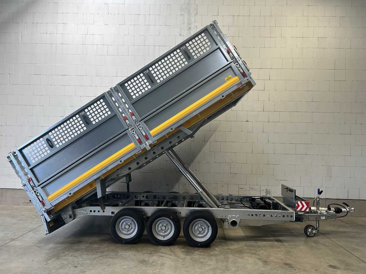 BRIAN_JAMES Cargo Tipper 526-3620-35-3-12 Rückwärtskipper - Remolque volquete: foto 1 BRIAN_JAMES Cargo Tipper 526-3620-35-3-12 Rückwärtskipper - Remolque volquete: foto 1