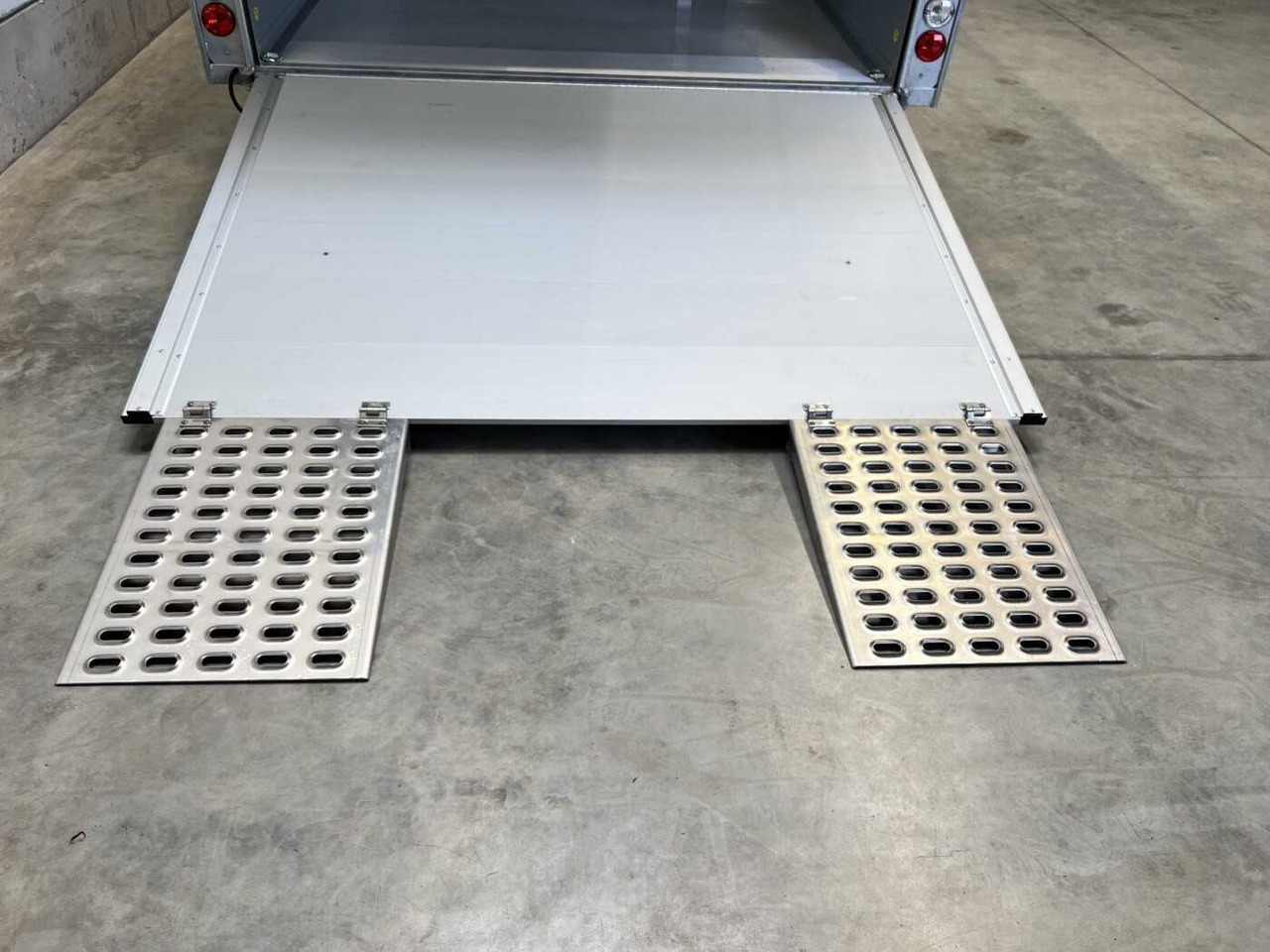 CHEVAL LIBERTE DEBON C1000 Roadster Autotransporter geschlossen - Remolque portavehículos: foto 4 CHEVAL LIBERTE DEBON C1000 Roadster Autotransporter geschlossen - Remolque portavehículos: foto 4