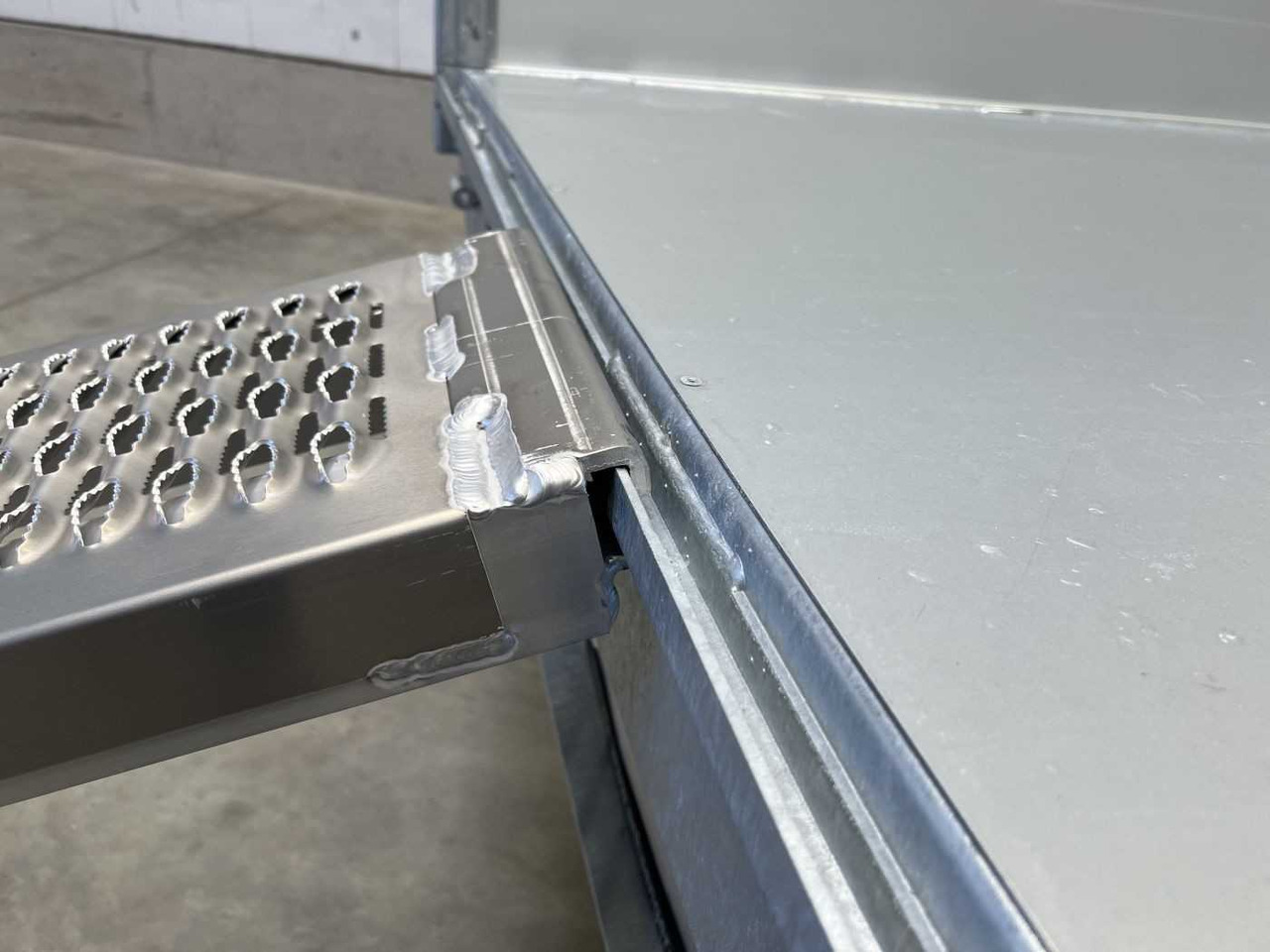 Leasing de EDUARD 3318-4-3O4-3563-P Dreiseitenkipper EDUARD 3318-4-3O4-3563-P Dreiseitenkipper: foto 9 Leasing de EDUARD 3318-4-3O4-3563-P Dreiseitenkipper EDUARD 3318-4-3O4-3563-P Dreiseitenkipper: foto 9