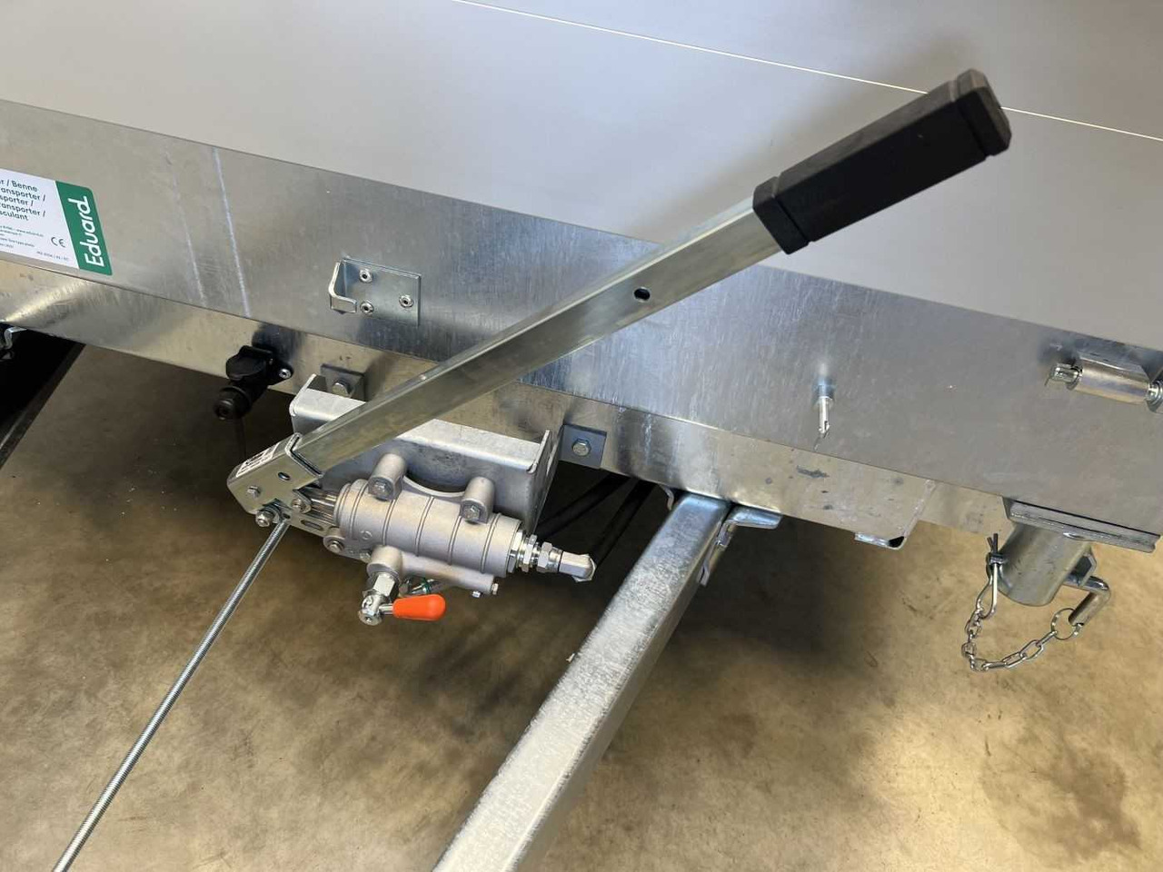 Leasing de EDUARD 3318-4-3O4-3563-P Dreiseitenkipper EDUARD 3318-4-3O4-3563-P Dreiseitenkipper: foto 23 Leasing de EDUARD 3318-4-3O4-3563-P Dreiseitenkipper EDUARD 3318-4-3O4-3563-P Dreiseitenkipper: foto 23