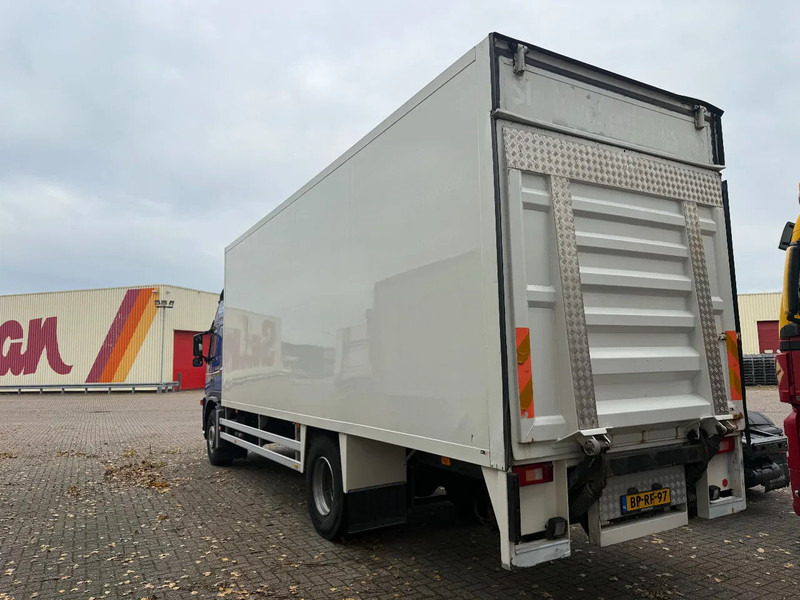 Volvo FM9-260 4X2 / Schaltgetriebe / Koffer mit Ladebordwand / Schaltgetriebe / Euro3 - Camión caja cerrada: foto 5 Volvo FM9-260 4X2 / Schaltgetriebe / Koffer mit Ladebordwand / Schaltgetriebe / Euro3 - Camión caja cerrada: foto 5